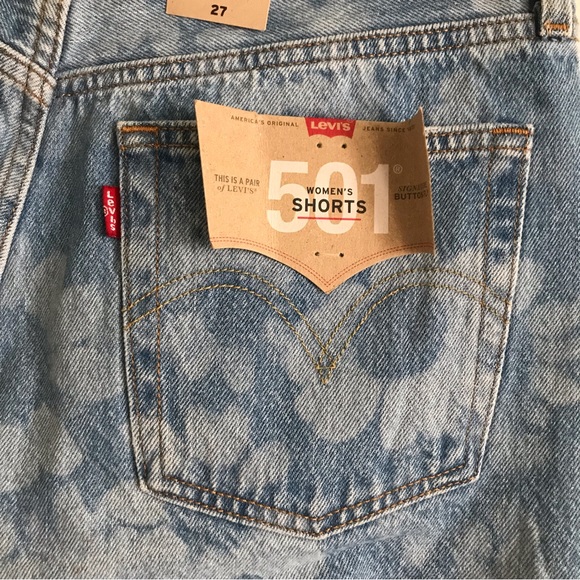 501® HIGH RISE WOMEN'S SHORTS / Color: Athens Blossom - Light Wash - Picture 4 of 9